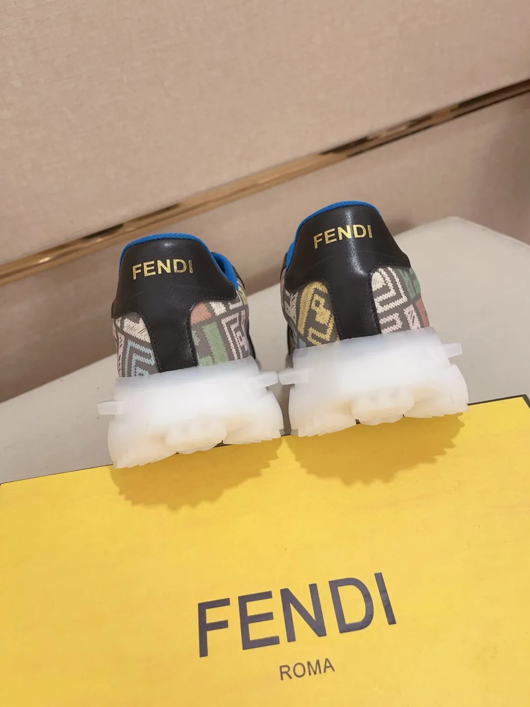 Men's shoes 💰 462💰 (fendi) New style 👊🏻 upper 🇮🇹 imported cowhide fabric 🇩🇪 lining imported sheepskin lining. The original outsole is molded to highlight the identity of every man, and the upper foot is elegant and stable🚶🏻🚶🏻The high-end custom counters reproduce the original version📯No matter the wind or rain, the shoe last remains unchanged and can withstand the verification of time🔍️,🔵 Size: 38-44